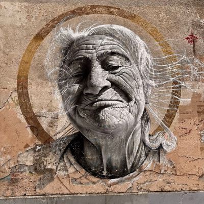 Happy old woman #unfiltered #old #graffiti